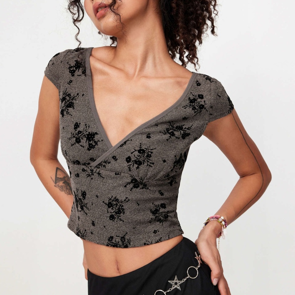 Floral V neck short sleeve grey and black top